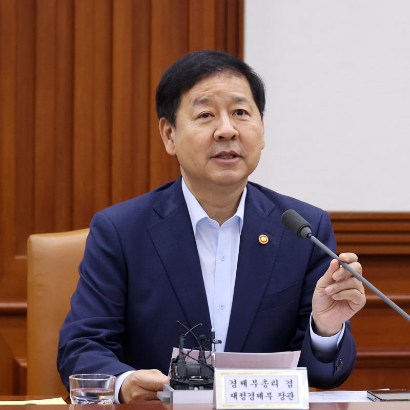 구윤철 부총리 겸 재정경제부 장관이 8일 서울 종로구 정부서울청사에서 열린 비상경제본부 회의 겸 경제ㆍ산업경쟁력강화 관계장관회의에서 발언하고 있다. 사진=서동일 기자