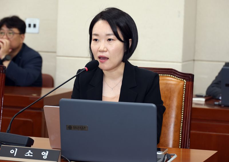 기후에너지환경노동위원회 여당 간시인 이소영 더불어민주당 의원이 8일 여의도 국회에서 열린 기후에너지환경노동위원회 전체회의에서 발언하고 있다. 뉴시스