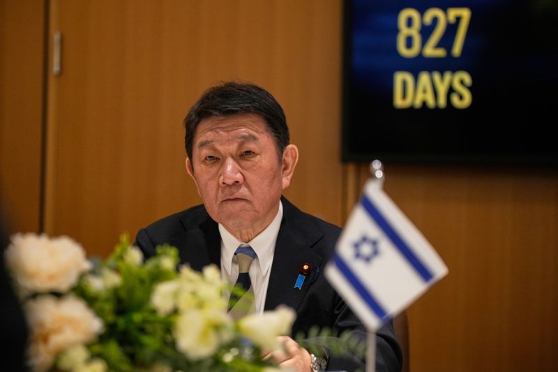 [예루살렘=AP/뉴시스] 요미우리신문 등 현지 언론에 따르면, 북대서양조약기구(NATO) 정상회의 참석차 튀르키예 앙카라를 방문 중인 모테기 도시미쓰 일본 외무상은 7일(현지시간) 셰이크 자라 자베르 알아흐마드 알사바 쿠웨이트 외무장관과 회담을 가졌다. 사진은 모테기 외무상이 지난 1월11일(현지시간) 이스라엘 예루살렘에서 기드온 사르 이스라엘 외무장관과 회담하는 모습. 2026.07.08.