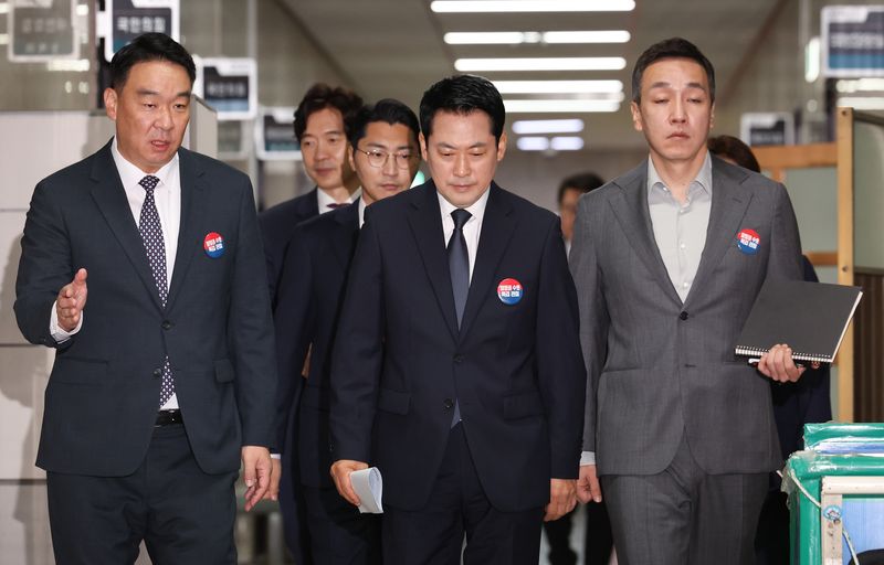 [서울=뉴시스] 김근수 기자 = 장동혁(가운데) 국민의힘 대표가 지난 6일 오전 서울 여의도 국회에서 최고위원회의에 참석하고 있다. 2026.07.06. ks@newsis.com