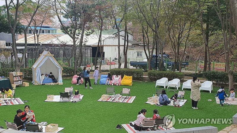 "울산에 생긴 특별한 독서공간입니다" (출처=연합뉴스)