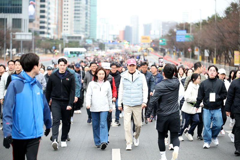 지난 3월 서울 여의도 공원에서 코스를 시작한 '쉬엄쉬엄 모닝'에 오세훈 서울시장(오른쪽)과 최호정 전 서울시의회 의장(왼쪽)이 참가해 시민들과 걷고 있다.