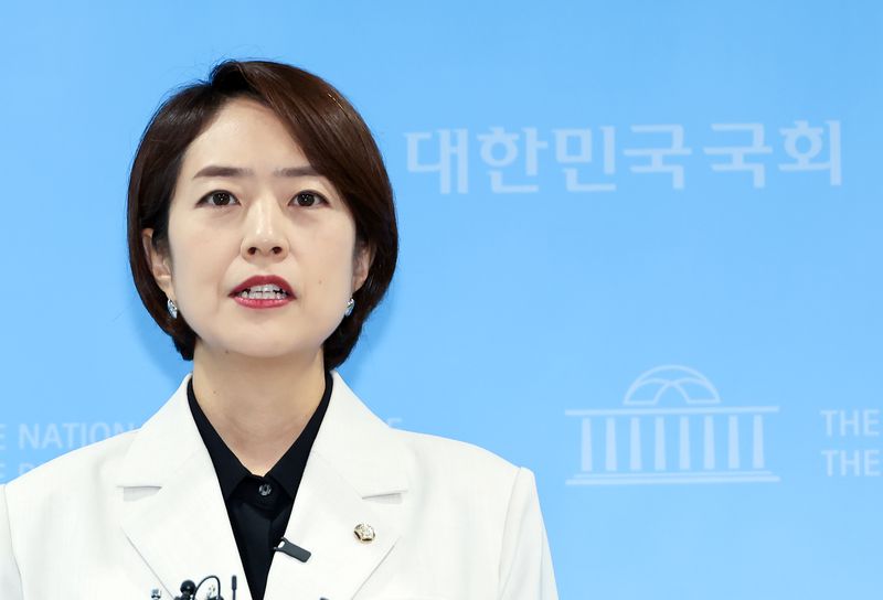 더불어민주당 고민정 의원이 8일 국회 소통관에서 당 대표 출마 선언을 한 뒤 기자들의 질문에 답하고 있다. 연합뉴스