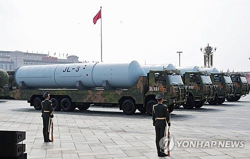 중국이 작년 9월 3일 열병식에서 공개한 SLBM '쥐랑(巨浪·JL)-3' (출처=연합뉴스)