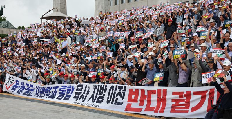 육·해·공군 사관학교 총동창회 등 참석자들이 8일 서울 여의도 국회 본관 앞에서 사관학교 통합 반대 총궐기대회를 하고 있다. 뉴시스