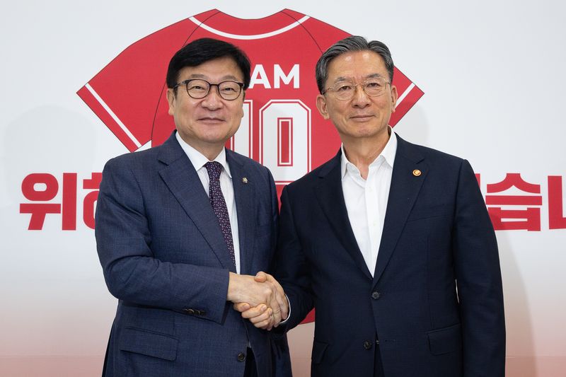 정점식 국민의힘 원내대표가 8일 서울 여의도 국회에서 정성호 법무부 장관을 접견, 기념 촬영을 하고 있다. ⓒ 뉴스1 유승관 기자