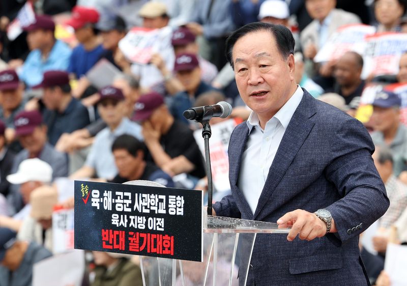 한기호 국민의힘 의원이 8일 서울 여의도 국회 본관 앞에서 열린 육·해·공군 사관학교 통합 반대 총궐기대회에서 발언하고 있다. 뉴시스