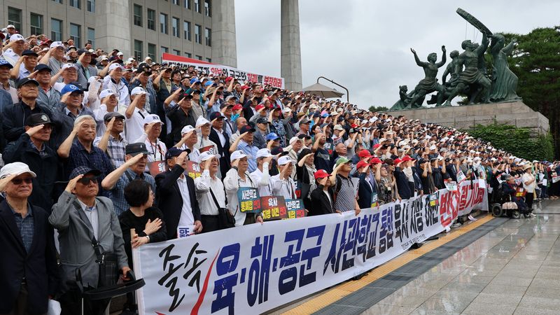육·해·공군 사관학교 총동창회 등 참석자들이 8일 서울 여의도 국회 본관 앞에서 사관학교 통합 반대 총궐기대회를 하고 있다. 뉴시스