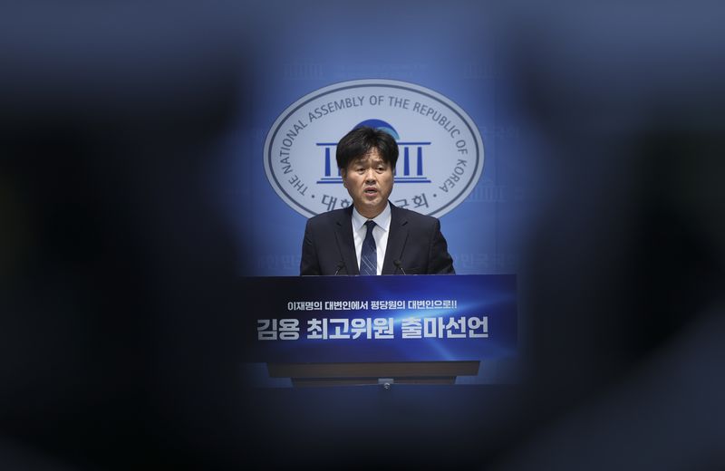 [서울=뉴시스] 김근수 기자 = 김용 전 민주연구원 부원장이 8일 오전 서울 여의도 국회 소통관에서 최고위원 출마 선언 기자회견을 하고 있다. 2026.07.08. ks@newsis.com