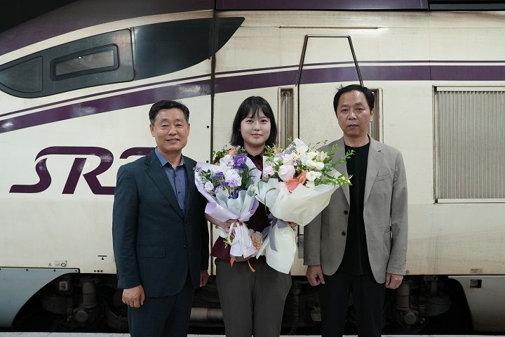 [서울=뉴시스] 에스알은 8일 서울 수서역에서 김민슬 기장(가운데)의 첫 실습교육을 기념해 임명식을 열었다. 정왕국 에스알 대표이사(왼쪽)와 김상수 SR노동조합 위원장이 기념촬영을 하고 있다. 2026.07.08. (사진=에스알 제공) photo@newsis.com *재판매 및 DB 금지