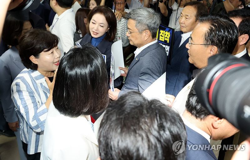 국민의힘 항의 속 법사위 회의실 향하는 서영교 위원장 (출처=연합뉴스)