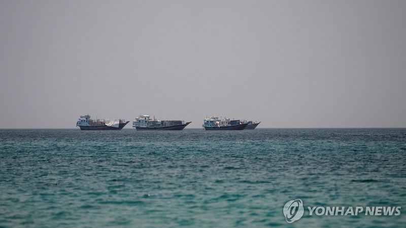 오만에서 바라본 호르무즈 해협에 떠 있는 선박들 (출처=연합뉴스)