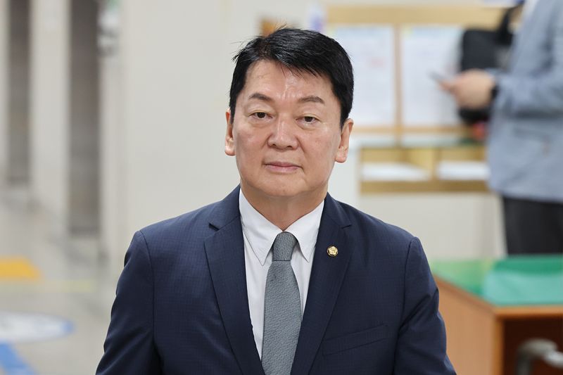 [서울=뉴시스] 김금보 기자 = 안철수 국민의힘 의원이 8일 오전 서울 서초구 서울중앙지방법원에서 '계엄 해제 표결 방해 혐의' 관련 6차 공판에 증인으로 출석하고 있다. 2026.07.08. kgb@newsis.com