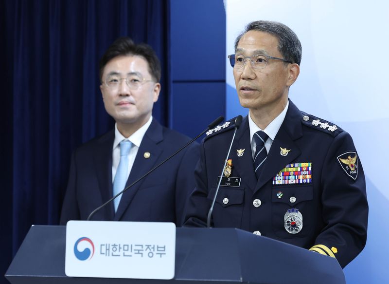 [서울=뉴시스] 조수정 기자 = 유재성 경찰청장 직무대행이 16일 오후 서울 종로구 정부서울청사에서 열린 윤호중 행정안전부 장관의 '국민참정권 침해와 서울 잠실개표소 인근 집단시위' 관련 관계부처 대국민 담화문 발표에 이어 기자들의 질문에 답하고 있다. 왼쪽은 이진수 법무부 차관. 2026.06.16. chocrystal@newsis.com