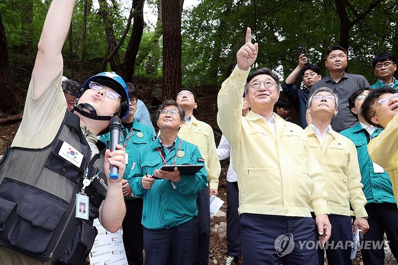 윤호중 장관, 하천-계곡 불법시설 정비 현장 점검 (출처=연합뉴스)