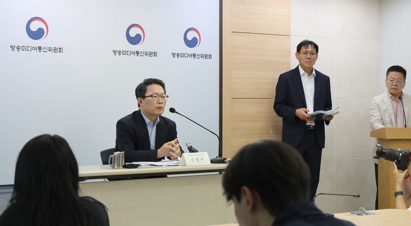 [과천=뉴시스] 김금보 기자 = 신영규 방송미디어통신위원회 방송통신이용자정책국장이 8일 오후 경기 과천시 방송미디어통신위원회에서 7일 개정 시행된 '불법·허위조작정보 유통 방지를 위한 정보통신망법' 가이드라인에 대해 언론브리핑을 하고 있다. 2026.07.08. kgb@newsis.com