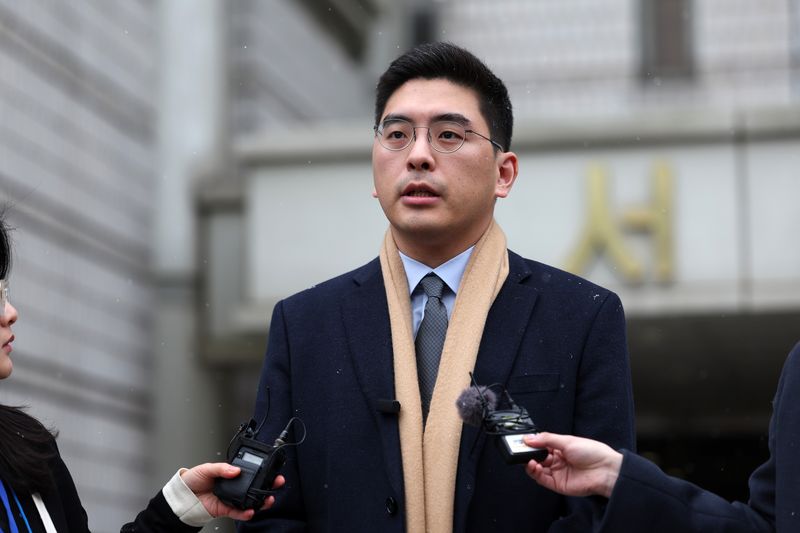 [서울=뉴시스] 김명년 기자 = 이동재 채널A 전 기자가 17일 오전 서울 서초구 서울고등법원에서 열린 최강욱 전 의원의 2심 선고공판이 끝난 뒤 입장을 밝히고 있다. 2024.01.17. kmn@newsis.com