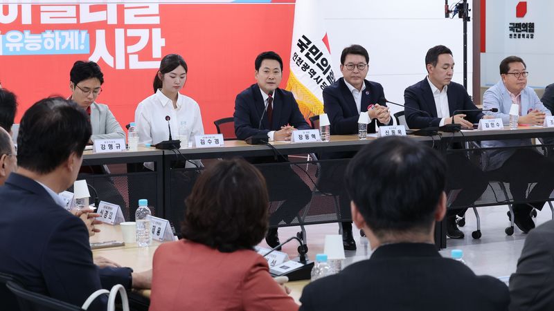 장동혁 국민의힘 대표가 8일 오후 인천 남동구 국민의힘 인천광역시당에서 열린 ‘6·3 참정권 박탈 사태 인천·수도권 청년 단체 간담회’에서 모두 발언을 하고 있다. 2026.7.8 ⓒ 뉴스1 박지혜 기자