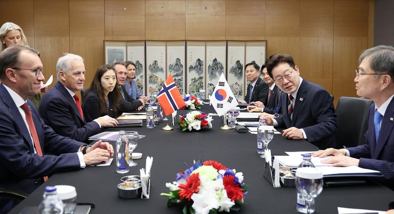 [앙카라=뉴시스] 조성봉 기자 = 이재명 대통령과 요나스 가르 스퇴레 노르웨이 총리가 8일(현지 시간) 튀르키예 앙카라의 한 호텔에서 한-노르웨이 정상회담을 하고 있다. 2026.07.08. suncho21@newsis.com