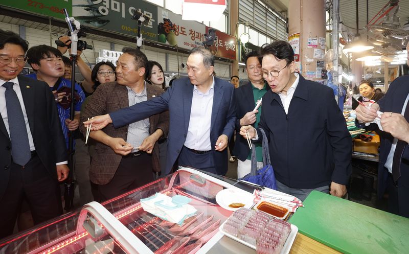 김민석 전 국무총리가 8일 전남광주통합특별시 목포 동부시장을 방문해 홍어집에서 흑산홍어를 맛보고 있다. 2026.7.8 ⓒ 뉴스1 김태성 기자