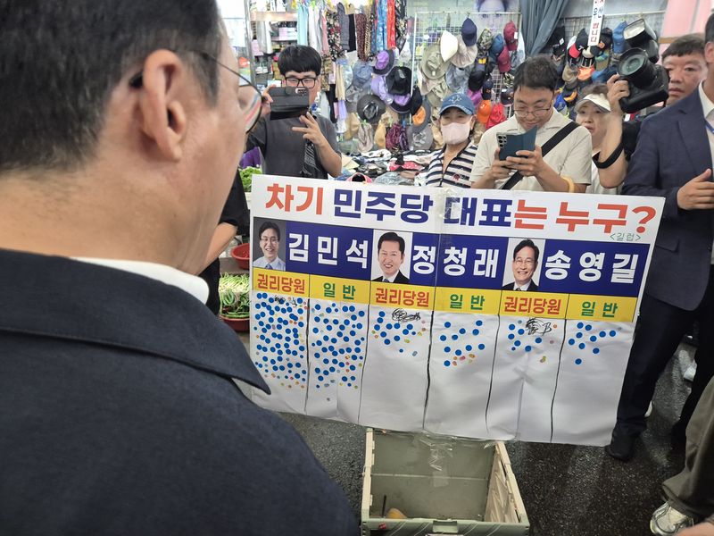김민석 전 국무총리가 8일 전남광주통합특별시 목포 동부시장을 방문해 '길럽' 조사표를 보고 있다. 길럽은 대표적인 여론조사인 한국갤럽 조사를 본따 만든 '길거리 여론조사'를 의미한다. 2026.7.8 ⓒ 뉴스1 남해인 기자