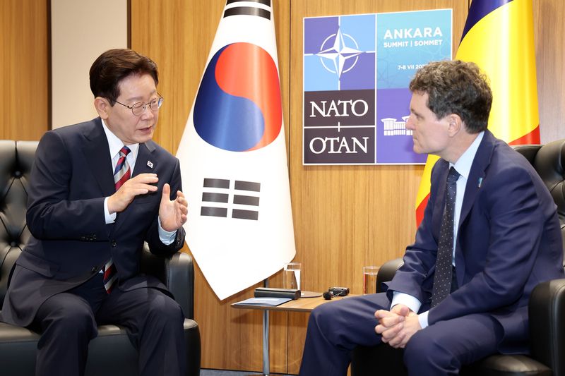 이재명 대통령과 니쿠쇼르 단 루마니아 대통령이 8일(현지시간) 튀르키예 앙카라 나토 정상회의장에서 정상회담을 하고 있다. 연합뉴스