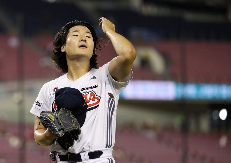 [서울=뉴시스] 김명년 기자 = 8일 서울 송파구 잠실야구장에서 열린 2026 신한 SOL KBO리그 두산 베어스와 SSG 랜더스의 경기, 7회초 두산 곽빈이 무실점으로 이닝을 마치고 모자를 벗고 이동하고 있다. 2026.07.08. kmn@newsis.com