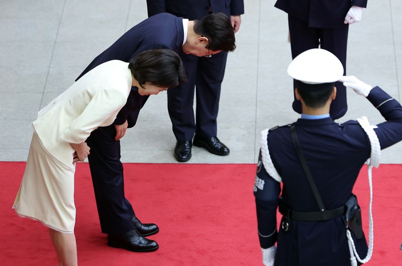 북대서양조약기구(NATO·나토) 정상회의 참석과 몽골 국빈 방문을 위한 순방길에 오른 이재명 대통령과 김혜경 여사가 7일 경기 성남 서울공항을 통해 출국하며 인사하고 있다. 2026.7.7 ⓒ 뉴스1 이재명 기자
