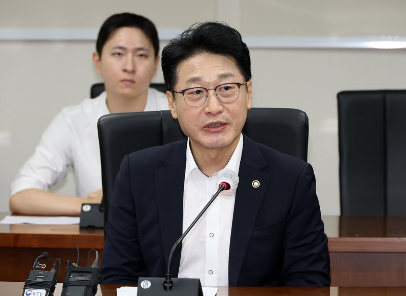 [세종=뉴시스] 배훈식 기자 = 이호현 기후에너지환경부 제2차관이 8일 오후 세종시 정부세종청사에서 열린 호남권 반도체 산단 적기 전력공급 점검회의에서 발언하고 있다. 2026.07.08. dahora83@newsis.com