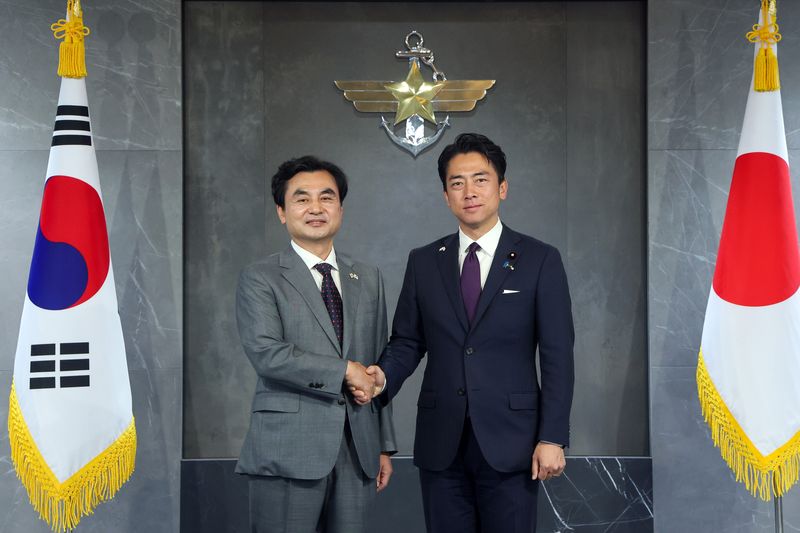 [서울=뉴시스] 안규백 국방부장관과 고이즈미 신지로 일본 방위대신이 지난달 28일 국방부에서 한일 국방장관 회담을 하기 위해 만나 악수하고 있다. (사진=국방부 제공) 2026.07.09. photo@newsis.com *재판매 및 DB 금지
