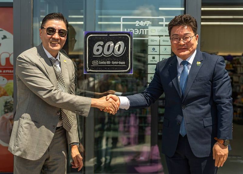 CU 몽골 600호점 현판식. 진영호 BGF리테일 상품∙해외사업부문장(오른쪽)과 간호약 아딜비시 프리미엄 넥서스 그룹 회장이 CU 몽골 600호점 오픈식에서 기념 촬영을 하고 있다.(BGF리테일 제공)