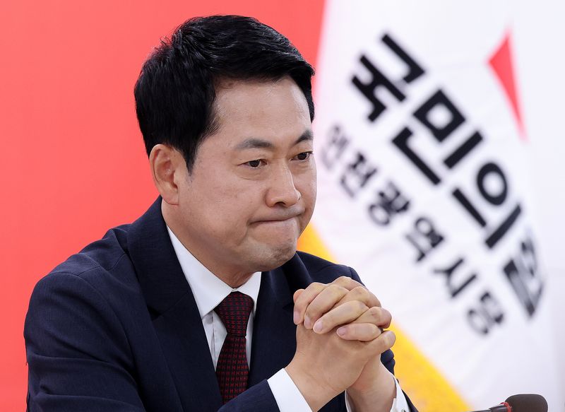 장동혁 국민의힘 대표가 8일 오후 인천 남동구 국민의힘 인천광역시당에서 열린 ‘6·3 참정권 박탈 사태 인천·수도권 청년 단체 간담회’에서 생각에 잠겨 있다. 2026.7.8 ⓒ 뉴스1 박지혜 기자