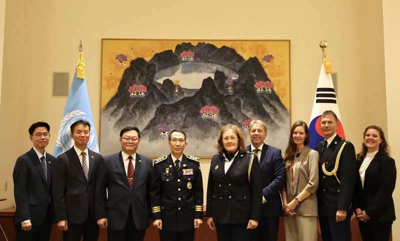 [서울=뉴시스]유재성 경찰청장 직무대행(가운데)이 8일(현지 시각) 미국 뉴욕 유엔본부에서 열린 제5회 국제연합(유엔) 경찰청장 회의(UNCOPS) 본회의에 참석해 '초국가범죄 대응을 위한 국제협력 강화와 대한민국 경찰의 기여 확대'를 주제로 연설했다. 사진은 유 직무대행(가운데)이 지난 6일(현지시간) 네덜란드 경찰청 관계자와 치안협력 업무협약(MOU)을 체결한 뒤 기념촬영을 하고 있는 모습. (사진=경찰청 제공)2026.07.09 photo@newsis.com