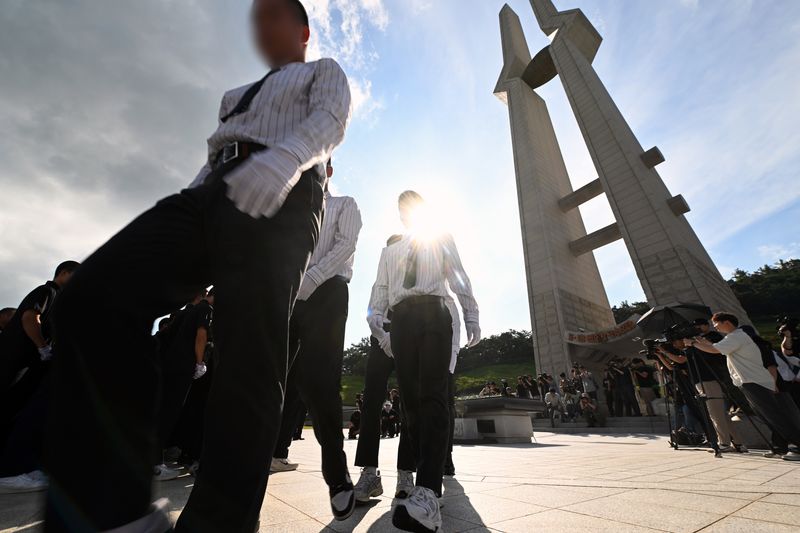 [전남광주=뉴시스] 이영주 기자 = 서울 배재고 야구부원들이 광주제일고로 사과 방문을 온 6일 오후 배재고 야구부원들이 광주 북구 운정동 국립5·18민주묘지를 찾아 참배하고 있다. 2026.07.06. leeyj2578@newsis.com