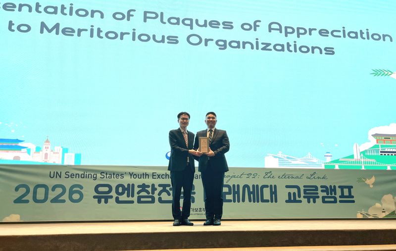 박수영 그랜드모먼트 유스호스텔 운영대표(오른쪽)가 감사패를 받고 있다. 그랜드모먼트 유스호스텔 제공