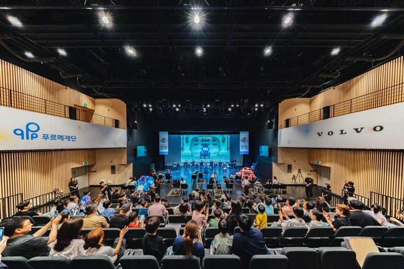 볼보자동차코리아가 지난 8일 푸르메재단과 함께 서울 서대문구 모두예술극장에서 장애 어린이 가족들을 위한 '로보카폴리 오케스트라: 브룸스타운의 악기 구조대' 공연을 개최한 모습. 사진=볼보코리아 제공