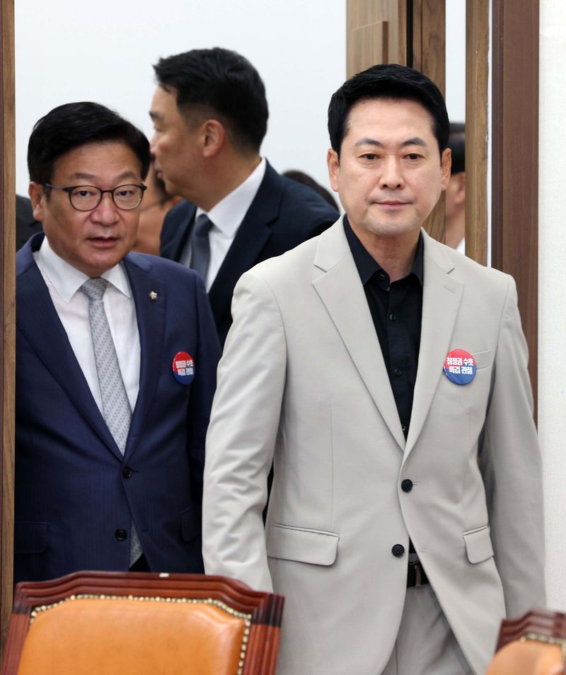 [서울=뉴시스] 고범준 기자 = 장동혁 국민의힘 대표와 정점식 원내대표가 9일 서울 여의도 국회에서 열린 최고위원회의에 참석하고 있다. 2026.07.09. bjko@newsis.com