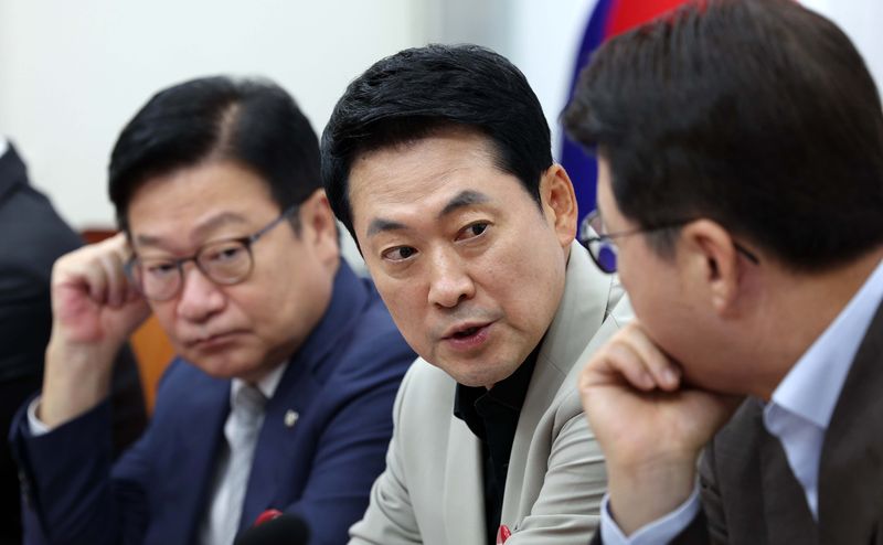 [서울=뉴시스] 고범준 기자 = 장동혁 국민의힘 대표가 9일 서울 여의도 국회에서 열린 최고위원회의에서 신동욱 의원과 대화를 하고 있다. 왼쪽은 정점식 원내대표. 2026.07.09. bjko@newsis.com