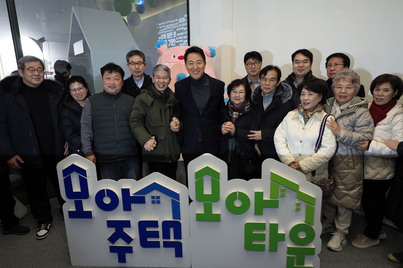 오세훈 서울시장이 지난 2월 4일 서울시 중구 세종대로 서울도시건축전시관에서 열린 행사에서 기념 촬영을 하고 있다. 모아타운은 대규모 재개발이 어려운 노후 저층 주거지를 블록 단위로 묶어 아파트처럼 공동 개발하는 서울시의 소규모 주택 정비 모델이다. 2026.2.4 ⓒ 뉴스1 박정호 기자