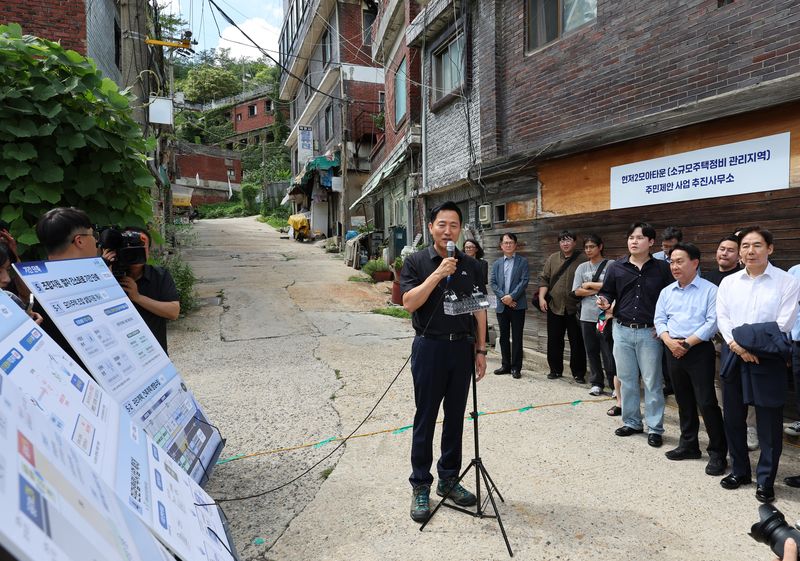 [서울=뉴시스] 배훈식 기자 = 오세훈 서울시장이 지난해 8월19일 오후 서울 서대문구 현저동 모아타운 예정지에서 모아주택 활성화 방안을 발표하고 있다. 2025.08.19. dahora83@newsis.com