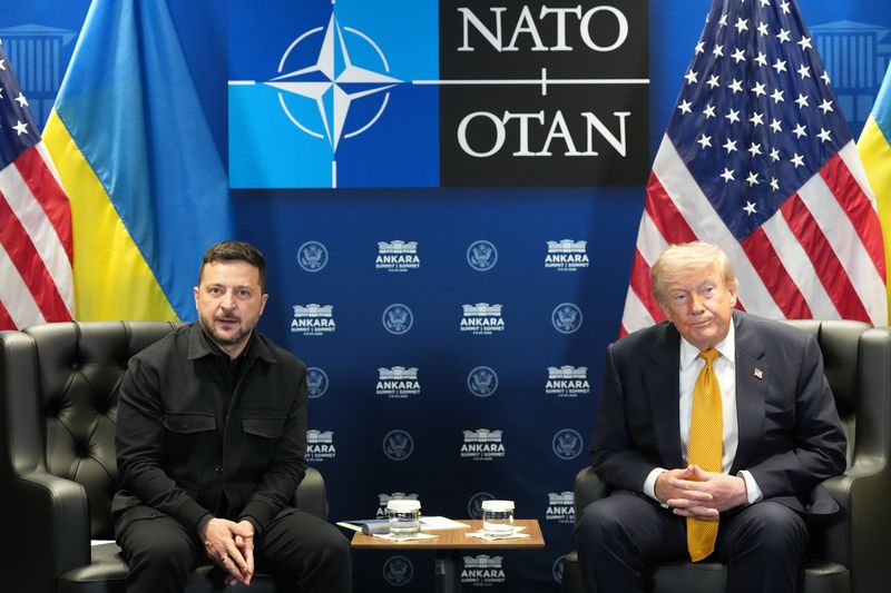 [앙카라=AP/뉴시스] 도널드 트럼프 미국 대통령이 북대서양조약기구(NATO·나토) 정상회의 기자회견에서 이란을 언급하는 과정에서 '일본 이슬람공화국'이라고 잘못 말해 논란이 일었다. 사진은 트럼프 대통령이 8일(현지시간) 나토 정상회의에서 볼로디미르 젤렌스키 우크라이나 대통령을 만난 모습. 2026.07.09.