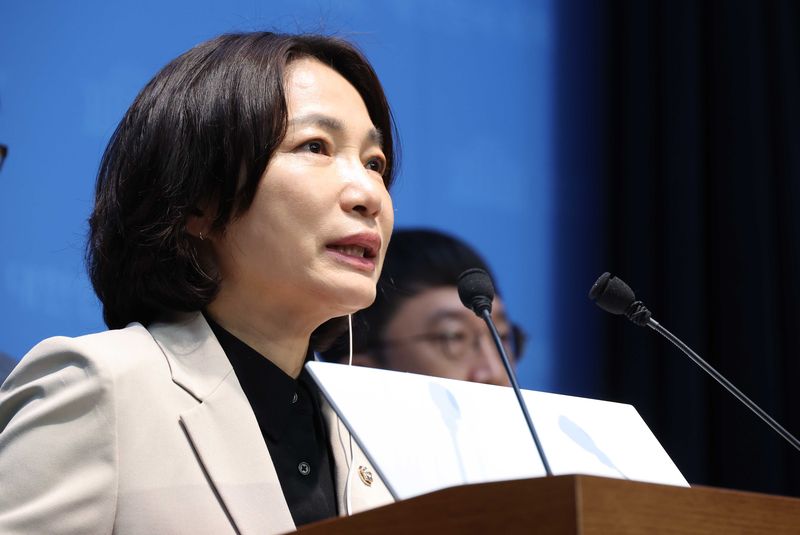 [서울=뉴시스] 조성봉 기자 = 서미화 더불어민주당 의원이 지난 4월 20일 오전 서울 여의도 국회 소통관에서 열린 색동원 학대사건 국정조사 요구 기자회견에서 발언을 하고 있다.2026.04.20. suncho21@newsis.com