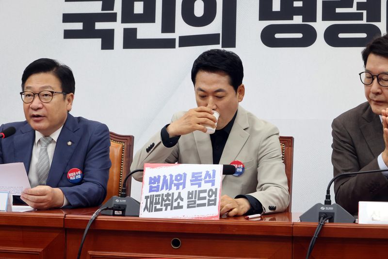 국민의힘 장동혁 대표가 9일 국회에서 열린 최고위원회의에서 물을 마시고 있다. 사진=박범준 기자