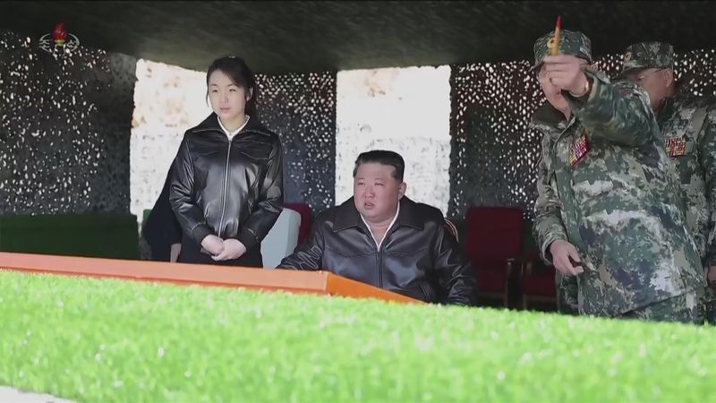 [서울=뉴시스] 북한 조선중앙TV는 김정은 국무위원장과 딸 김주애가 지난 3월 19일 조선인민군 수도방어군단 직속 평양 제60훈련기지를 방문해 신형 전차를 동원한 전술훈련을 참관했다고 이튿날 보도했다. (사진=조선중앙TV 캡처) 2026.07.09. photo@newsis.com *재판매 및 DB 금지