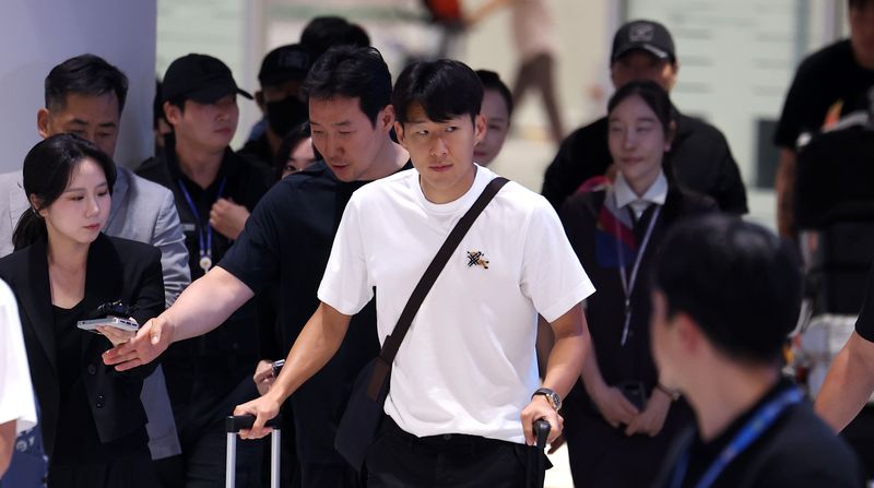 [서울=뉴시스] 김선웅 기자 = 2026 북중미 월드컵 축구대표팀 손흥민이 1일 오전 인천국제공항을 통해 귀국하고 있다. 2026.07.01. mangusta@newsis.com