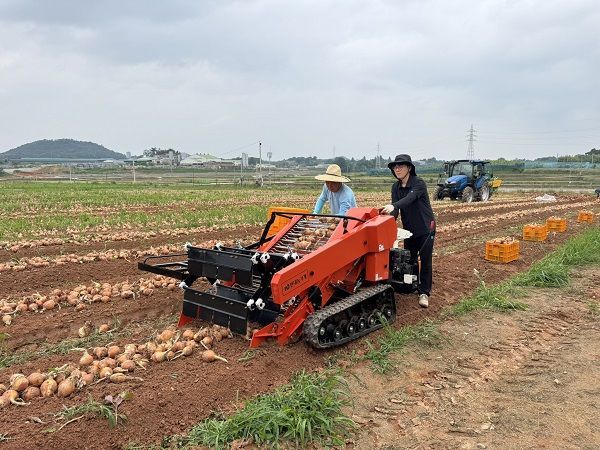 감자 수확기 농기계 사용법을 시연하는 모습.