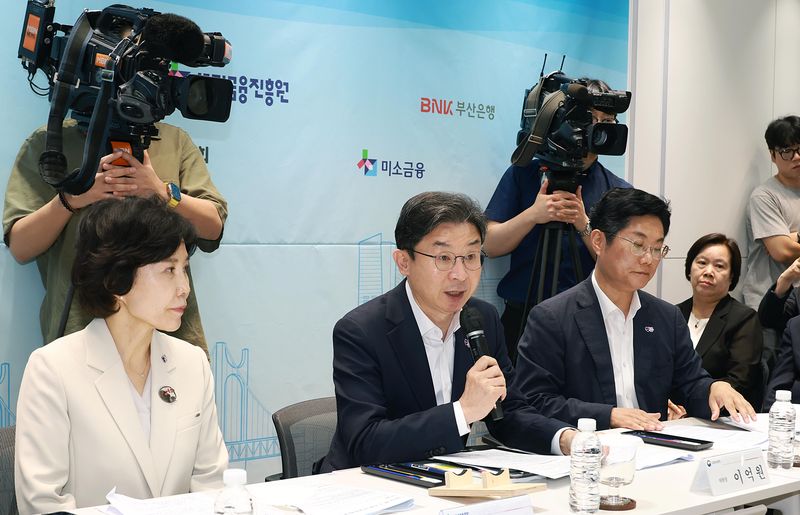 이억원 금융위원장이 3일 오전 부산 중구에서 열린 '부산 서민금융 복합지원센터' 개소식에서 관계자들과 대화를 나누고 있다. (금융위원회 제공. 재판매 및 DB금지) 2026.7.3 ⓒ 뉴스1
