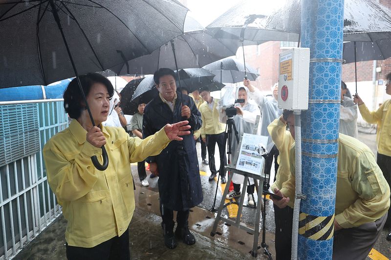[수원=뉴시스] 추미애 경기도지사가 9일 오전 안양시 석수동 주택가에서 여름철 호우 대비 상황을 점검하고 있다. (사진=경기도 제공) 2026.07.09. photo@newsis.com *재판매 및 DB 금지