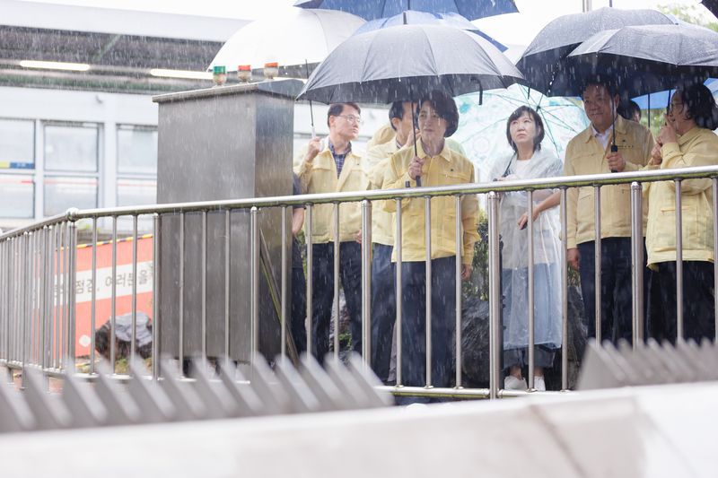 [수원=뉴시스] 추미애 경기도지사가 9일 오전 안양시 연현배수펌프장에서 여름철 호우 대비상황을 점검하고 있다. (사진=경기도 제공) 2026.07.09. photo@newsis.com *재판매 및 DB 금지