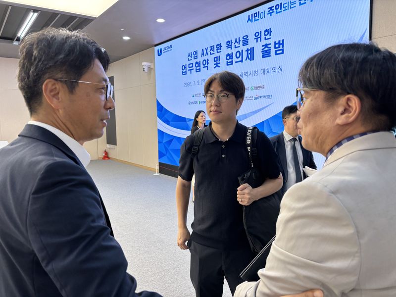 하정우 전 대통령비서실 AI 전략기획단장(가운데)이 9일 울산 산업 AX 협의체에 참석해 현장에서 네이버 클라우드 김필수 이사(오른쪽)와 울산정보산업진흥원 박현철 AI 전략기획단장과 만나고 있다. 사진=최수상 기자